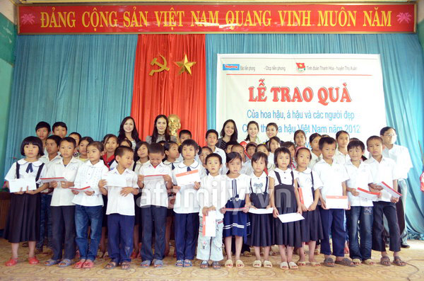 HH Thu Thảo trong vòng tay trẻ em vùng lũ