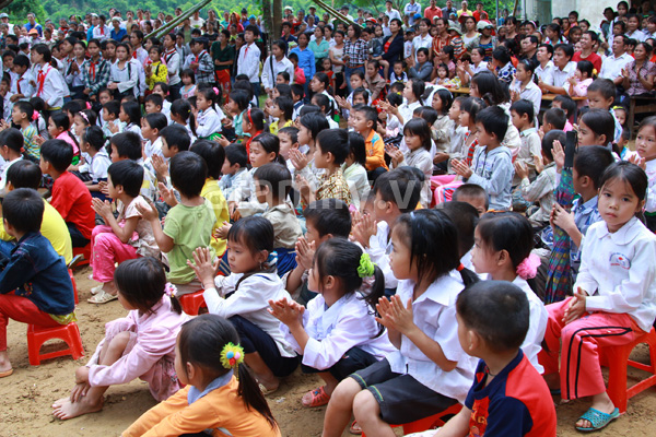 HH Thu Thảo trong vòng tay trẻ em vùng lũ