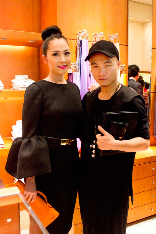 Linh Nga khoe d&aacute;ng chuẩn sau sinh