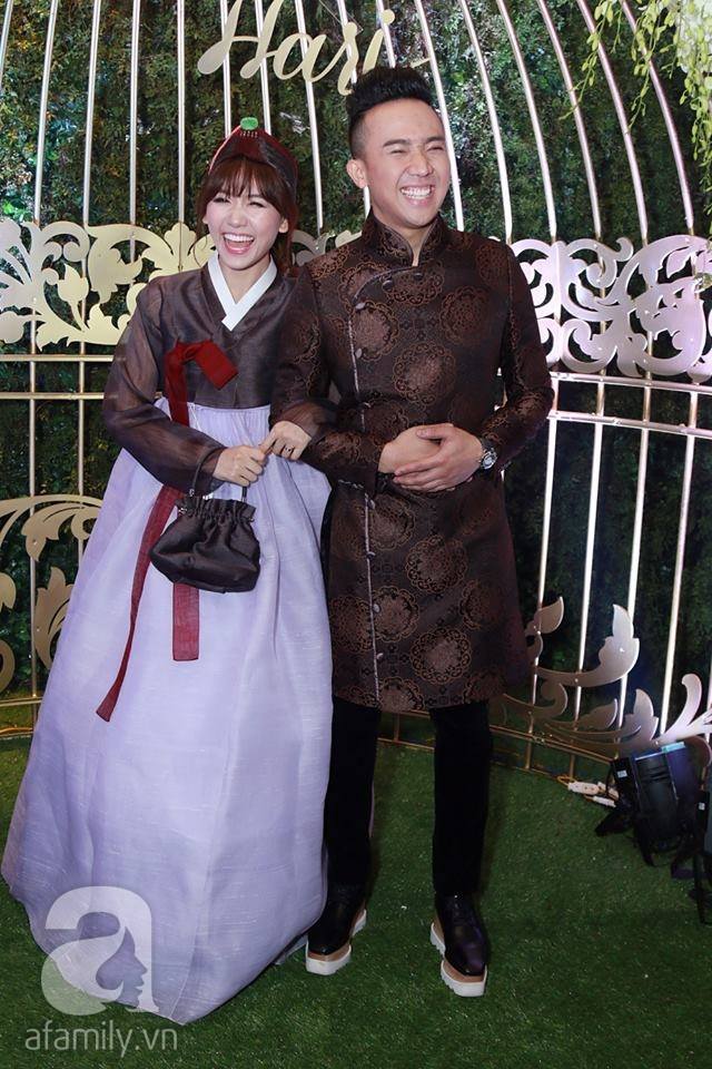 Trấn Th&agrave;nh đưa tay gạt nước mắt, Hari Won cười an ủi trong đ&aacute;m cưới cổ t&iacute;ch - Ảnh 20.