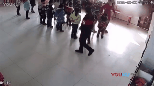 Hai bé gái bị giáo viên đánh đấm dã man chỉ vì múa không đúng điệu - Ảnh 2.