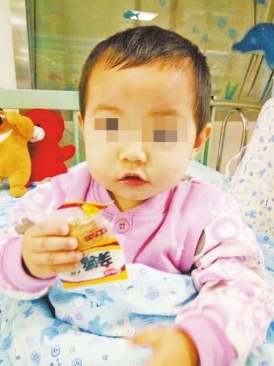 Đang ăn cơm, bé gái 2 tuổi bị đũa cắm vào mắt chạm tới sọ - Ảnh 1.