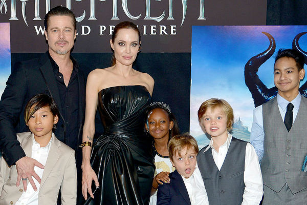 C&aacute;c con được gặp v&agrave; nhận qu&agrave; Gi&aacute;ng Sinh từ Brad Pitt - Ảnh 1.