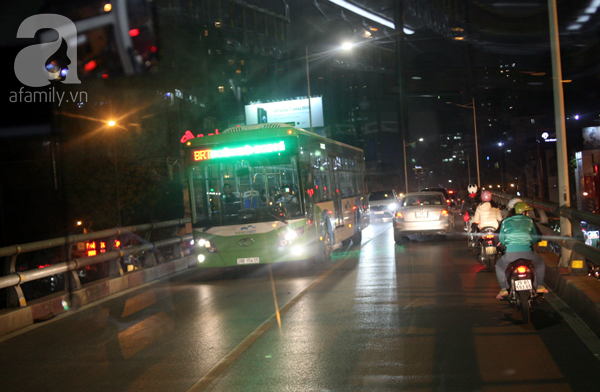 Trải nghiệm 1 chuyến bus BRT: Giờ cao điểm buýt nhanh chạy bằng buýt thường - Ảnh 17.