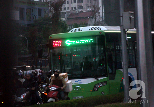Trải nghiệm 1 chuyến bus BRT: Giờ cao điểm buýt nhanh chạy bằng buýt thường - Ảnh 13.
