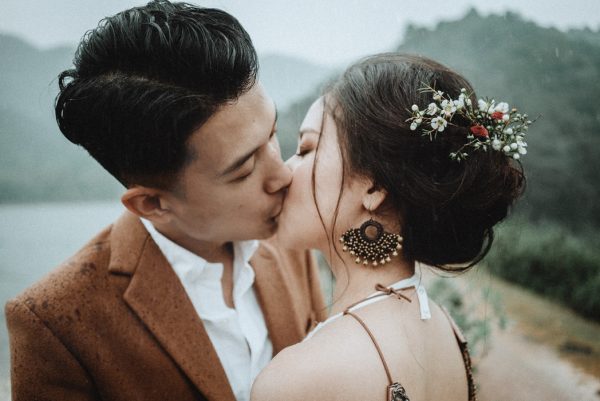 Có gì trong lễ cưới bí mật đẹp thoát tục của cặp đôi Việt được báo Tây ca ngợi hết lời - Ảnh 14.