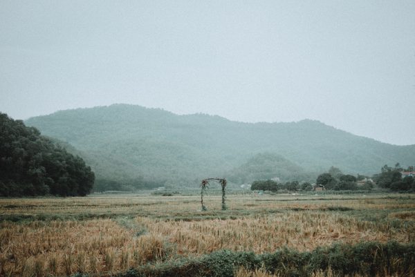 Có gì trong lễ cưới bí mật đẹp thoát tục của cặp đôi Việt được báo Tây ca ngợi hết lời - Ảnh 10.