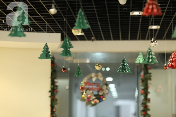 Trang trí giáng sinh văn phòng 2024: Năm 2024, trang trí Noel cho văn phòng sẽ trở nên độc đáo và đầy màu sắc hơn bao giờ hết. Các nhân viên có thể tạo những cây thông mini trên bàn làm việc hoặc trang trí cửa ra vào với những đèn led đầy sáng tạo. Không khí Giáng Sinh sẽ khiến tất cả mọi người thật sự tận hưởng một mùa lễ hội đầy niềm vui.