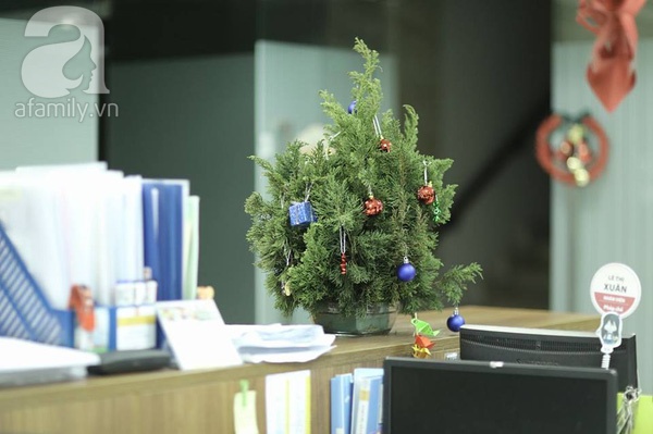 Mùa giáng sinh, dân công sở tranh thủ buổi trưa lên đồ cho văn phòng xinh lung linh - Ảnh 7.