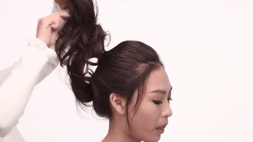 Cách búi tóc củ tỏi dành cho tóc ngắn đầy cá tính - Nhà thuốc FPT Long Châu