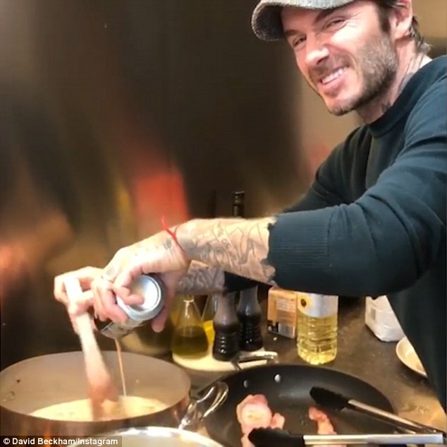 David Beckham trổ tài nấu nướng trước thềm Giáng Sinh - Ảnh 2.