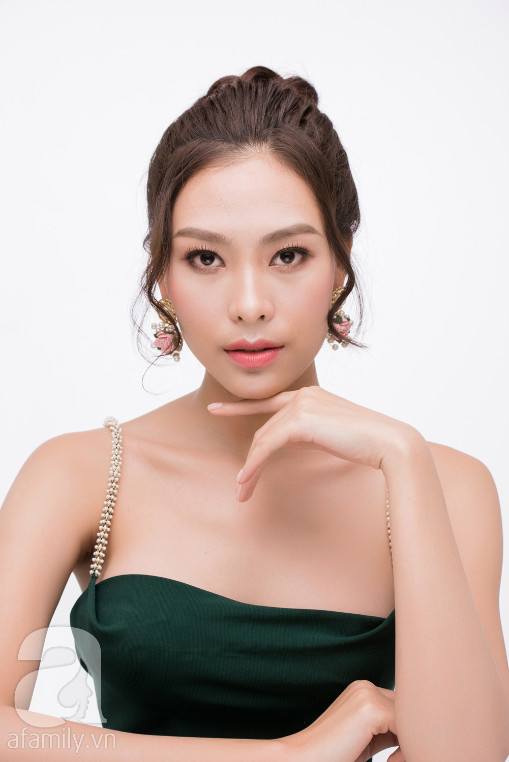 Hướng dẫn cách búi tóc nhanh và đơn giản đi dự tiệc cuối năm - Ảnh 9. Hướng dẫn cách búi tóc nhanh và đơn giản đi dự tiệc cuối năm - Ảnh 9.