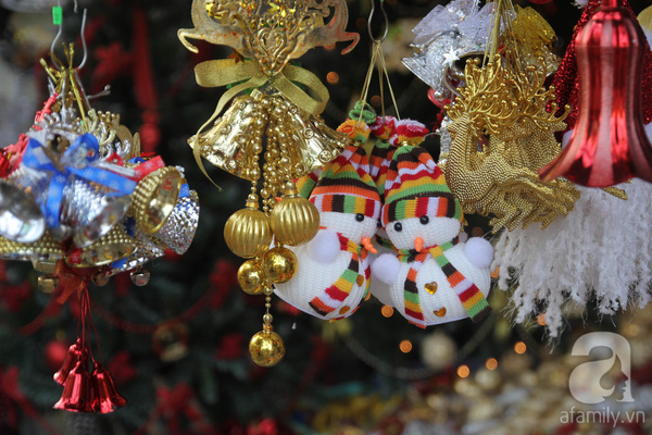 Cận Giáng sinh, cây thông Noel thật nhập từ Mỹ, giá bạc triệu vẫn hút hàng ở Sài Gòn - Ảnh 9.