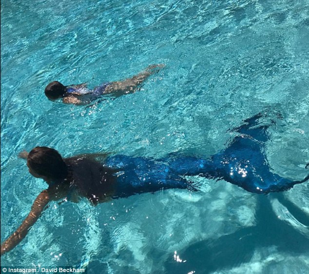 David khoe ảnh con gái Harper bơi cùng nàng tiên cá ở Maldives - Ảnh 1.