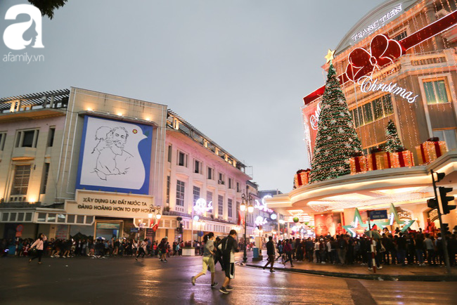 Hình ảnh người dân hào hứng đổ ra đường đón Noel trên cả nước - Ảnh 2.