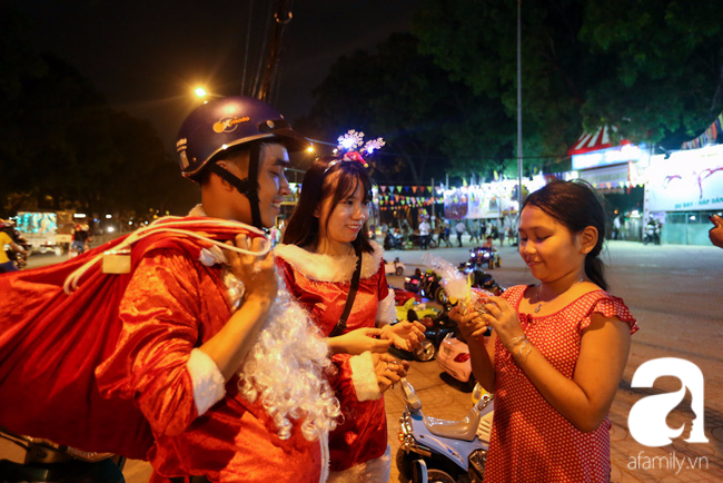 TP.HCM: Ông già tuyết tất bật đi phát quà Noel kiếm tiền triệu - Ảnh 5.