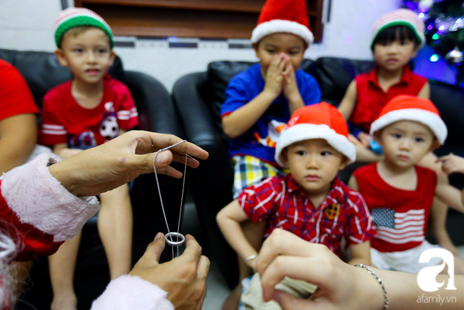 TP.HCM: Ông già tuyết tất bật đi phát quà Noel kiếm tiền triệu - Ảnh 10.