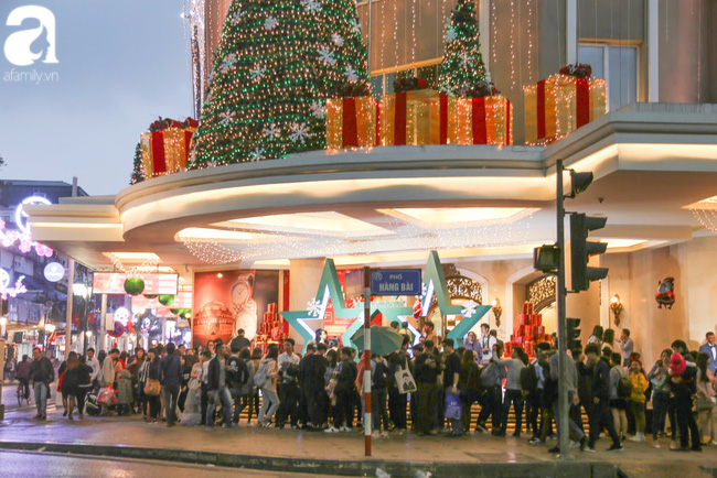 Hình ảnh người dân hào hứng đổ ra đường đón Noel trên cả nước - Ảnh 6.