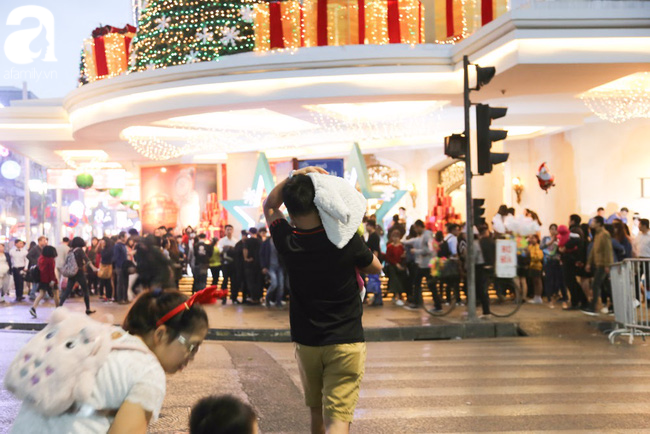 Hình ảnh người dân hào hứng đổ ra đường đón Noel trên cả nước - Ảnh 1.