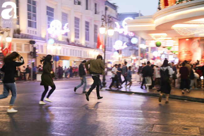 Hình ảnh người dân hào hứng đổ ra đường đón Noel trên cả nước - Ảnh 3.