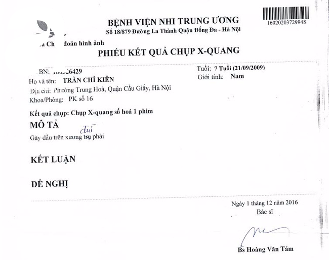 Học sinh lớp 2 bị gãy chân, gia đình nói do xe ô tô đâm trong sân trường, nhà trường nói tự ngã - Ảnh 2.