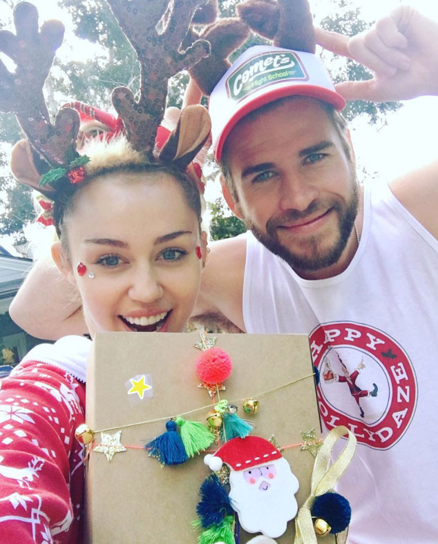 Miley Cyrus khoe quà Giáng Sinh “độc” của bạn trai Liam Hemsworth - Ảnh 1.