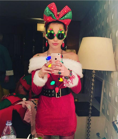 Miley Cyrus khoe quà Giáng Sinh “độc” của bạn trai Liam Hemsworth - Ảnh 2.
