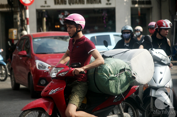 Mùa đông Hà Nội nắng nóng không khác gì hè, nhiệt độ cao hơn 4 độ C so với cùng kỳ 10 năm qua - Ảnh 6. Mùa đông Hà Nội nắng nóng không khác gì hè, nhiệt độ cao hơn 4 độ C so với cùng kỳ 10 năm qua - Ảnh 6.