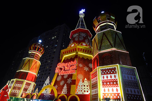 Phố phường Hà Nội, Sài Gòn đã trang hoàng rực rỡ lung linh chào đón Giáng sinh - Ảnh 2.