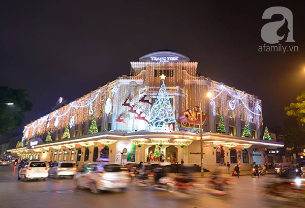 Phố phường Hà Nội, Sài Gòn đã trang hoàng rực rỡ lung linh chào đón Giáng sinh - Ảnh 1.