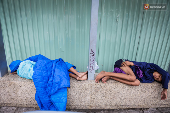 Trạm xe buýt phố đi bộ - Chỗ ngủ của 2 anh em mồ côi trong những ngày Sài Gòn trở lạnh - Ảnh 2.