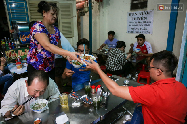Có gì đặc biệt trong tô mì tôm muối ớt giá hơn 50.000 đồng vẫn hút khách ở Sài Gòn? - Ảnh 2.