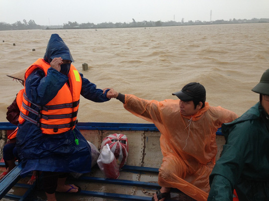 Quảng Nam: Công an vượt lũ dữ đưa thai phụ đi sinh - Ảnh 1.