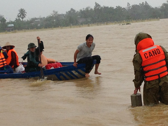 Quảng Nam: Công an vượt lũ dữ đưa thai phụ đi sinh - Ảnh 2.