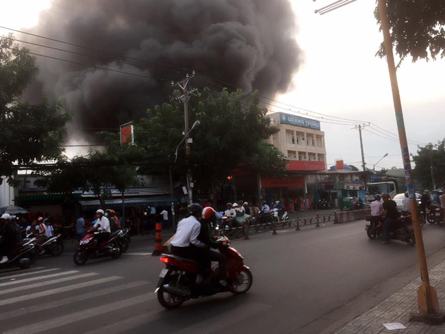 Cây xăng phát nổ, cháy lớn ở Sài Gòn - Ảnh 3.
