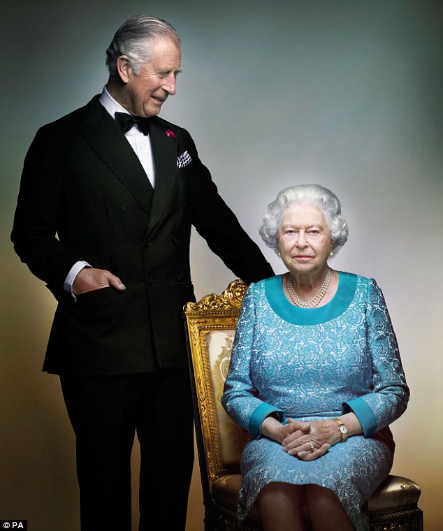 Đằng sau bức ảnh chân dung là tình mẫu tử thiêng liêng của Nữ hoàng Elizabeth và Hoàng tử Charles - Ảnh 1.