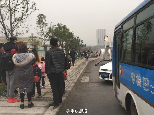 Trung Quốc: Chê đường tắc, ông bố sành điệu lái trực thăng đưa quý tử đi học - Ảnh 2.