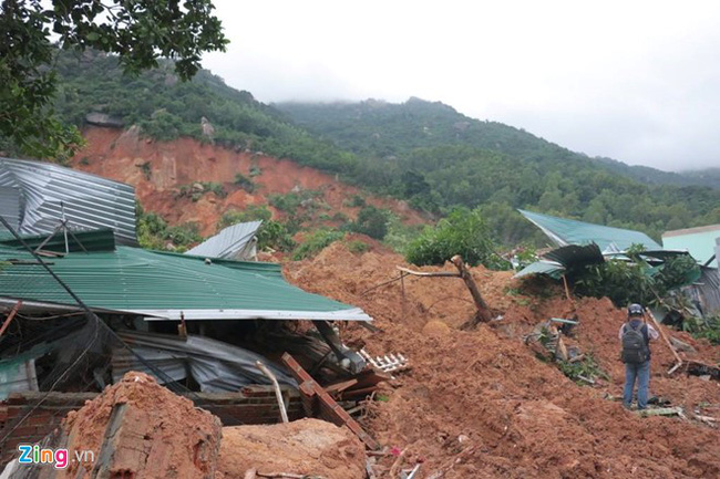 Sạt lở núi ở Nha Trang, 2 bà cháu thiệt mạng - Ảnh 1.