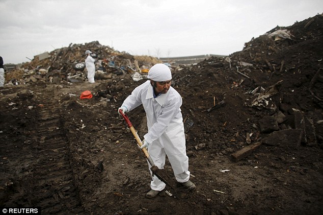 5 năm sau thảm họa Fukushima Nhật Bản, người cha vẫn mòn mỏi đi tìm xác con - Ảnh 1.