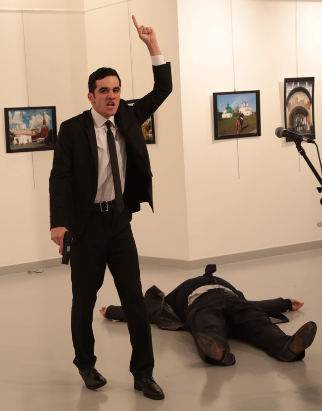Tác giả bức ảnh ám sát đại sứ Nga gây chấn động Tôi có thể bị giết, nhưng tôi là nhà báo và phải làm - Ảnh 1.