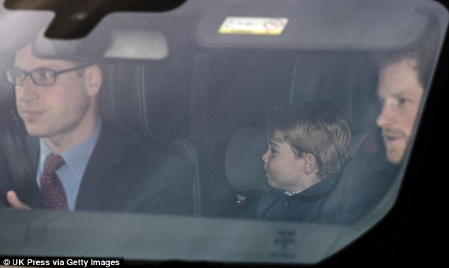 Hoàng tử bé đáng yêu cùng cha mẹ tới Cung điện Buckingham để ăn tối Giáng sinh với Nữ hoàng - Ảnh 2.