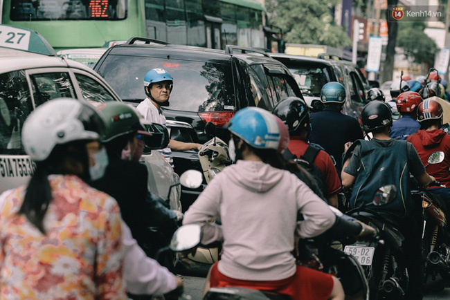 Phát điên, ngộp thở vì cảnh giờ nào cũng kẹt xe, chỗ nào cũng kẹt xe ở Sài Gòn - Ảnh 1.
