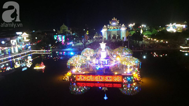 Hình ảnh người dân hào hứng đổ ra đường đón Noel trên cả nước - Ảnh 24. Hình ảnh người dân hào hứng đổ ra đường đón Noel trên cả nước - Ảnh 24.