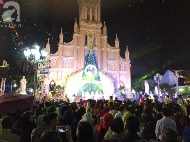 Hình ảnh người dân hào hứng đổ ra đường đón Noel trên cả nước - Ảnh 29.