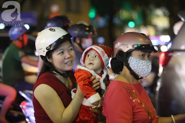 Hình ảnh người dân hào hứng đổ ra đường đón Noel trên cả nước - Ảnh 34.