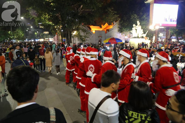 Hình ảnh người dân hào hứng đổ ra đường đón Noel trên cả nước - Ảnh 14.