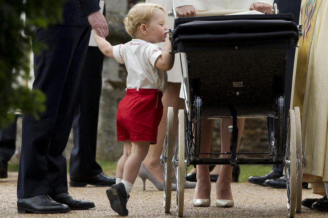 Vì sao Hoàng tử bé nước Anh luôn mặc quần soóc, kể cả vào mùa Đông lạnh giá? - Ảnh 1.