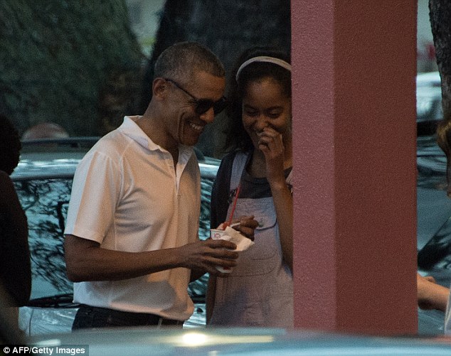 Tổng thống Obama giản dị, xúc đá bào cho con gái lớn tại Hawaii - Ảnh 2.