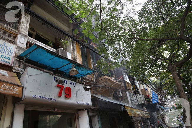 Hà Nội: Cháy trong bếp, cảnh sát phải phá cửa đưa chủ nhà ra ngoài - Ảnh 5.