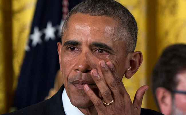 Ông Obama bật khóc nói lời chia tay nhân viên - Ảnh 1.